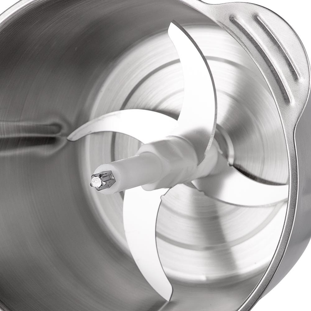 un hachoir électrique de marque RAF, modèle R.7711.  Capacité : 5 litres (5.0L). Matériau : Bol en acier inoxydable. Fonction : Hache, mixe et broie divers ingrédients (viandes, légumes, herbes, etc.). Puissance : 1200W